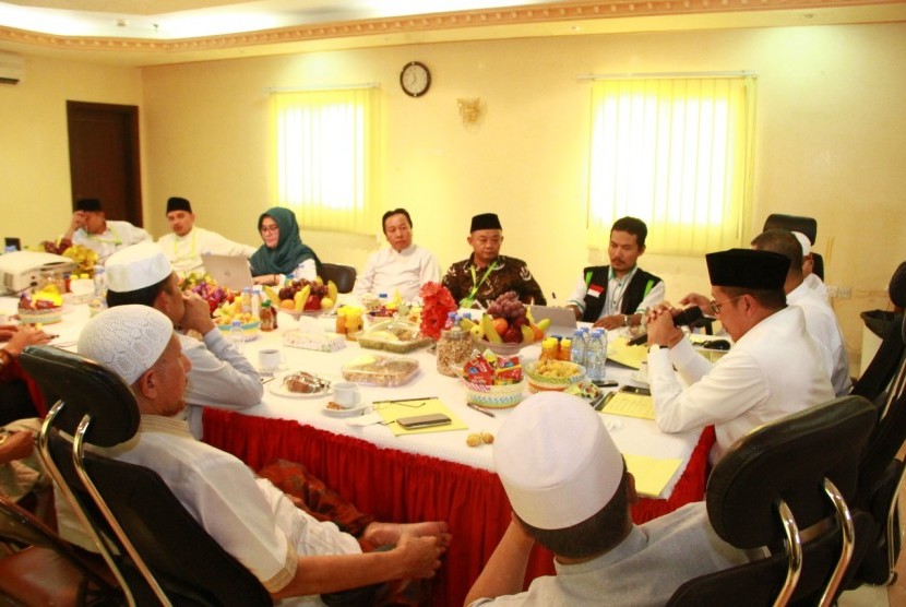 Menteri Agama Lukman Hakim Saifuddin (kanan berpeci) saat memimpin rapat persiapan penyambutan jamaah haji gelombang dua di kantor Daker Madinah, Kamis siang (7/9).