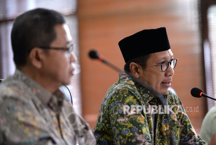 Menteri Agama Lukman Hakim Saifuddin (kanan) bersama Dirjen PHU Kemenang Abdul Jamil memberikan keterangan pers terkait pelunasan biaya penyelenggaraan ibadah hai (BPIH) reguler 1438H 2017 di Kementerian Agama, Jakarta, Jumat (7/4). 