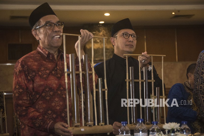 Menteri Agama Lukman Hakim Saifuddin (kanan) bersama Sekjen Kemenag Nur Syam (kiri) membunyikan angklung dalam pembukaan Rapat Kerja Nasional (Rakernas) Kementerian Agama tahun 2018 di Jakarta, Senin (29/1). 