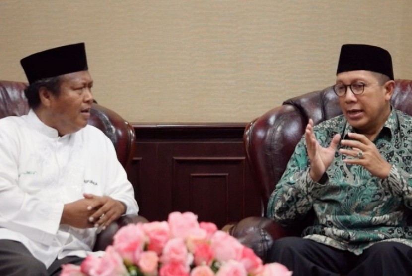 Republika's senior journalist, Damanhuri Zuhri (left), in an interview with Minister of Religious Affairs Lukman Hakim Saifuddin. 