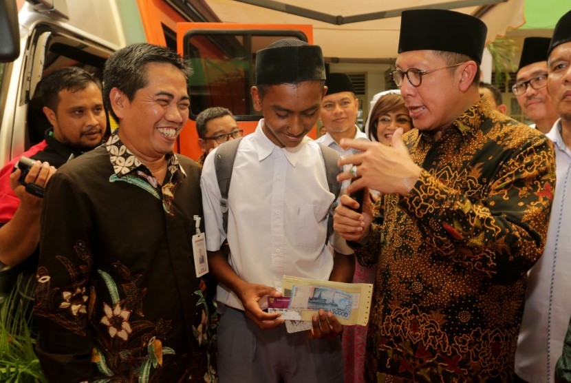 Menteri Agama Lukman Hakim Saifuddin (kanan)