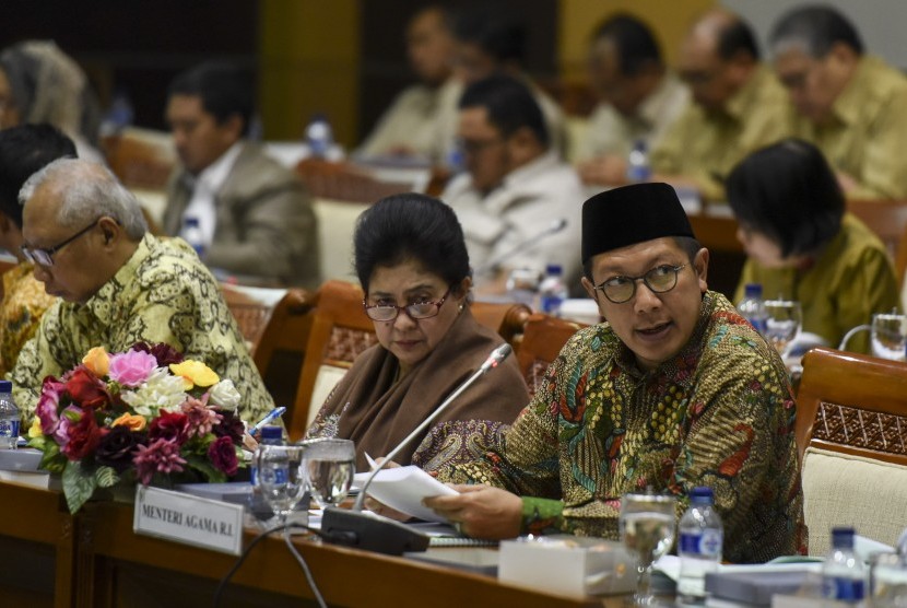 Menteri Agama Lukman Hakim Saifuddin (kanan) dan Menteri Kesehatan Nila Farid Moeloek (kedua kanan) mengikuti rapat kerja dengan Komisi VIII DPR di Kompleks Parlemen, Senayan, Jakarta, Senin (16/1). R