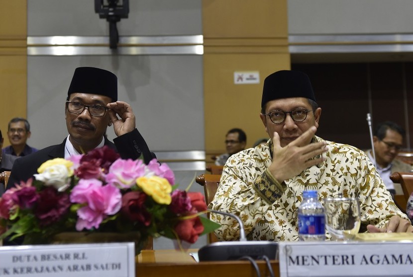   Menteri Agama Lukman Hakim Saifuddin (kanan) didampingi Duta Besar Indonesia untuk Kerajaan Arab Saudi Agus Maftuh Abegebriel (kiri) mengikuti rapat bersama Komisi VIII DPR di Komplek Parlemen Senayan, Jakarta, Kamis (21/4).