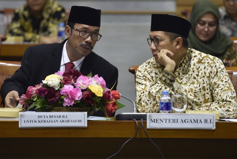 Menteri Agama Lukman Hakim Saifuddin (kanan) didampingi Duta Besar Indonesia untuk Kerajaan Arab Saudi Agus Maftuh Abegebriel (kiri) mengikuti rapat bersama Komisi VIII DPR di Komplek Parlemen Senayan, Jakarta, Kamis (21/4).