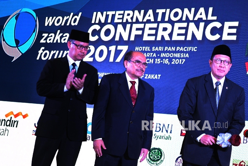 Menteri Agama Lukman Hakim Saifuddin (kanan), didampingi Ketua Baznas Prof Dr Bambang Sudibyo (tengah), dan Sekjen World Zakat Forum (WZF) Ahmad Juwaini dalam pembukaan Konferensi World Zakat Forum (WZF), Jakarta, Rabu (15/3).