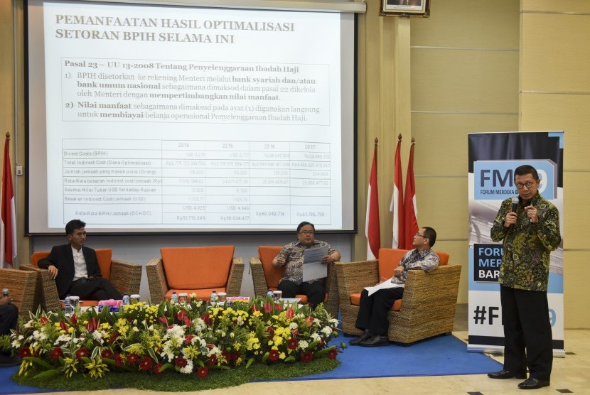 Menteri Agama Lukman Hakim Saifuddin (kanan) memberikan paparan disaksikan Menteri PPN/Kepala Bappenas Bambang Brodjonegoro (ketiga kanan), Ketua Dewan Pengawas Badan Pengelola Keuangan Haji (BPKH) Yuslam Fauzi (kedua kanan) dan Sekretaris Komisi Fatwa MUI Asrorun Ni'am Sholeh saat menjadi pembicara dalam diskusi Forum Merdeka Barat Sembilan di Jakarta, Sabtu (5/8). 