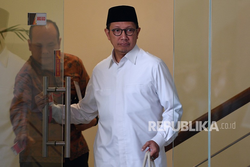 Menteri Agama Lukman Hakim Saifuddin (kanan) meninggalkan ruangan seusai menjalani pemeriksaan di kantor KPK, Jakarta, Kamis (23/5/2019).