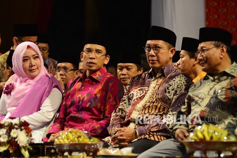 Menteri Agama Lukman Hakim Saifuddin (kedua kanan) berbincang bersama Gubernur Nusa Tenggara Barat TGH M. Zainul Majdi (kedua kiri) saat menghadiri penutupan MTQ Nasional yang diadakan di Islamic Center Kota Mataram, Nusa Tenggara Barat, Sabtu (6/8)