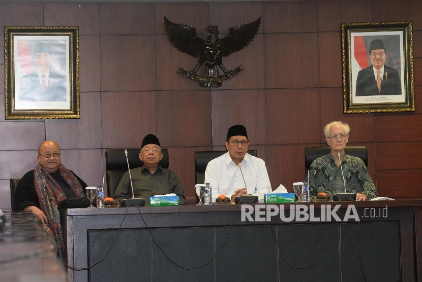 Menteri Agama Lukman Hakim Saifuddin (kedua kanan), bersama Ketum MUI KH Ma'ruf Amin (kedua kiri), Perwakilan STFT Driyarkarya Franz Magnis Suseno (kanan), dan Tokoh Tionghoa Jaya Suprana saat pertemuan bersama para tokoh agama terkait pilkada serentak 201