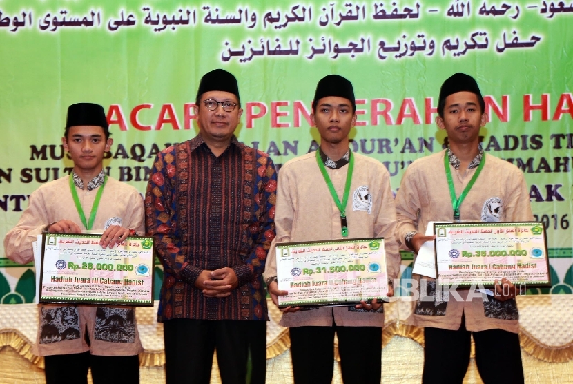 Menteri Agama Lukman Hakim Saifuddin (kedua kiri) berfoto bersama dengan para pemenang Musabaqah Hafalan Hadis Nabawi, pada acara Penyerahan Hadiah Musabaqah Hafalan Al-quran dan Hadis Tingkat Nasional, Pangeran Sultan Bin Abdul Aziz Suud Rahimahullah di I