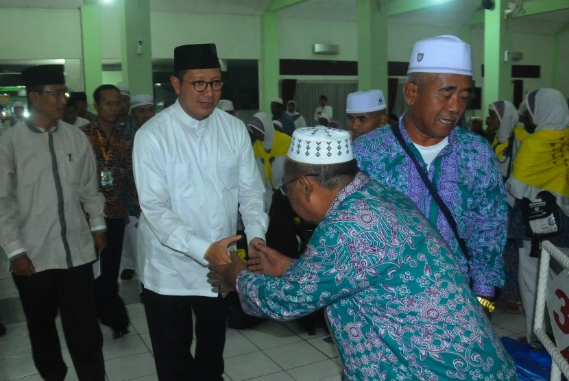 Menteri Agama Lukman Hakim Saifuddin (kedua kiri) bersalaman dengan jamaah haji asal Kabupaten Tegal yang telah tiba di tanah air di Asrama Haji Donohudan, Boyolali, Jawa Tengah, Minggu (18/9) malam. 