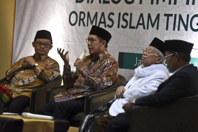 Menteri Agama Lukman Hakim Saifuddin (kedua kiri) bersama Ketua Umum MUI Ma'ruf Amin (kedua kanan), Sekjen PP Muhammadiyah Abdul Mu'ti (kiri), dan Direktur Penais Kemenag Khoiruddin (kanan) menjadi pembicara dalam dialog pimpinan (Ilustrasi)