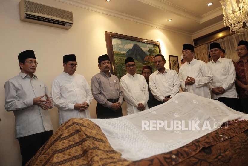 Menteri Agama Lukman Hakim Saifuddin (kedua kiri) beserta keluarga mendoakan Almarhum Mantan Menteri Agama Maftuh Basyuni di rumah duka, Jakarta, Selasa (20/9) malam. 
