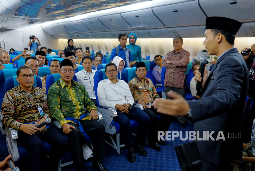 Menteri Agama Lukman Hakim Saifuddin (kedua kiri) didampingi Direktur Utama Garuda Indonesia Pahala Nugraha Mansury (ketiga kiri) memeperhatikan peragaan pramugara di Mock Up Pesawat Garuda usai peresmian di Asrama Haji Sudiang, Makassar, Sulawesi Selatan (Ilustrasi)