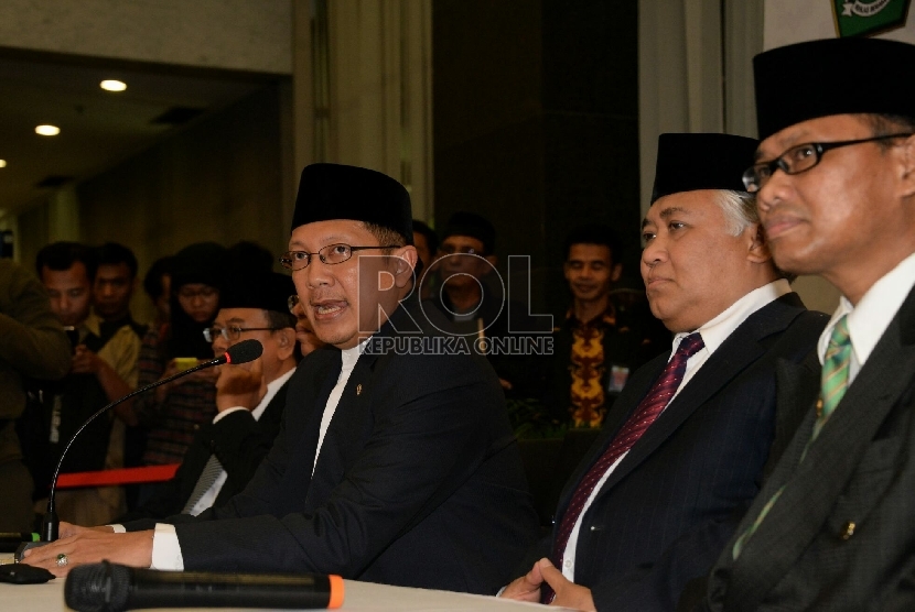 Menteri Agama Lukman Hakim Saifuddin (kedua kiri) memberikan keterangan pers di Gedung Kemenag, Jakarta, Selasa (16/6).(Republika/Prayogi)