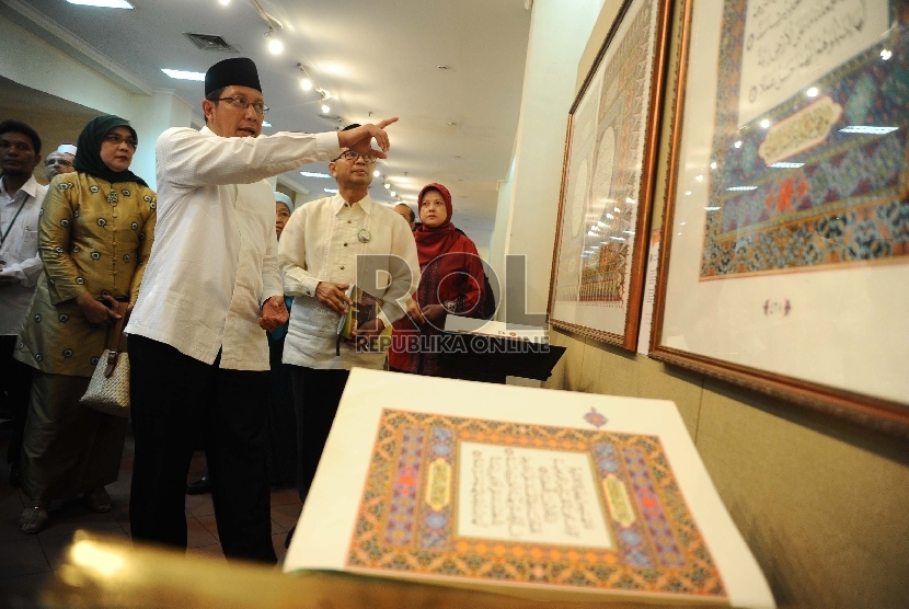 Menteri Agama Lukman hakim saifuddin (kedua kiri) menyaksikan koleksi Mushaf saat menghadiri Milad ke-18 Bayt Al-Qur'an dan Museum Istiqlal di TMII, Jakarta, Rabu (6/5).  (Republika/ Tahta Aidilla)