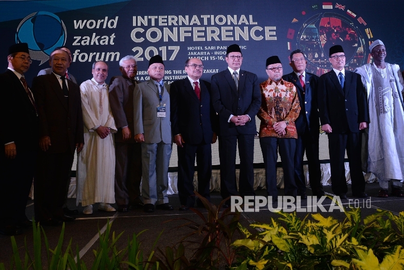 Menteri Agama Lukman Hakim Saifuddin (kelima kanan) berfoto dengan para delegasi dalam pembukaan Konferensi World Zakat Forum (WZF), Jakarta, Rabu (15/3).