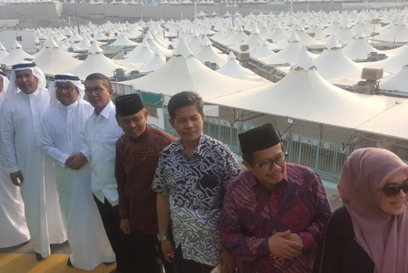 Menteri Agama Lukman Hakim Saifuddin (ketiga dari kiri) bersama Direktur Pelayanan Haji Luar Negeri Kementerian Agama Sri Ilham Lubis saat meninjau pendingin udara baru di Mina.