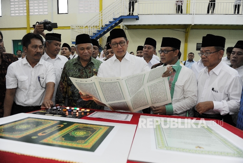 Menteri Agama Lukman Hakim Saifuddin (ketiga kanan) melihat proses percetakan perdana mushaf Al quran Standar Indonesia (Ilustrasi)