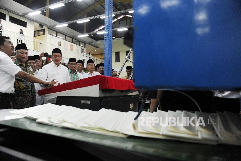 Menteri Agama Lukman Hakim Saifuddin (ketiga kanan) melihat proses percetakan perdana mushaf Alquran Standar Indonesia.