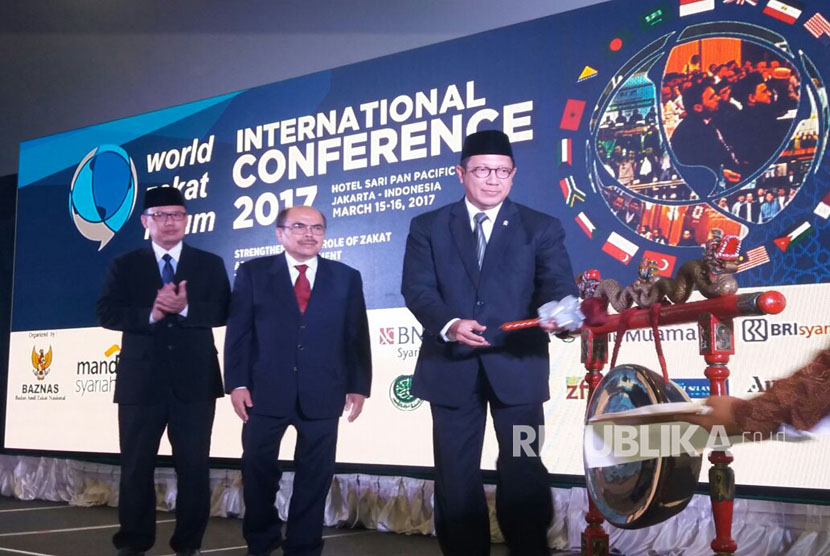 Menteri Agama Lukman Hakim Saifuddin, Ketua Baznas Bambang Sudibyo dan Sekjen WZF membuka Konferensi Word Zakat Forum di Hotel Sari Pan Pacific, Jakarta, Rabu (15/3).