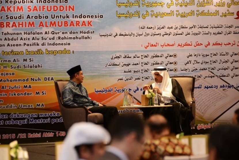  Menteri Agama, Lukman Hakim Saifuddin (kiri) berbincang bersama Kedutaan Besar Arab Saudi untuk Indonesia, Mustafa Ibrahim Almubarak (kanan) saat syukuran MTQ Asean Sukses di Hotel Rafless, Jakarta Selatan, Rabu (11/2)