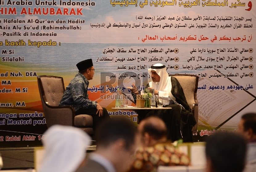 Menteri Agama, Lukman Hakim Saifuddin (kiri) berbincang bersama kedutaan besar Arab Saudi untuk Indonesia, Mustafa Ibrahim Almubarak (kanan) saat syukuran MTQ Asean Sukses di Hotel Rafless, Jakarta Selatan, Rabu (11/2).  