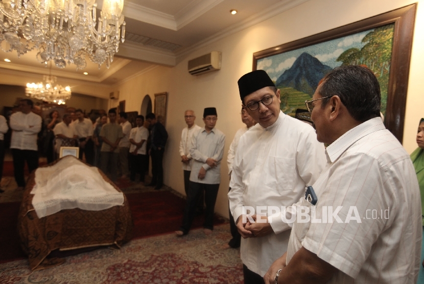 Menteri Agama Lukman Hakim Saifuddin (kiri) berbincang bersama keluarga almarhum seusai mendoakan Almarhum Mantan Menteri Agama Maftuh Basyuni di rumah duka, Jakarta, Selasa (20/9) malam