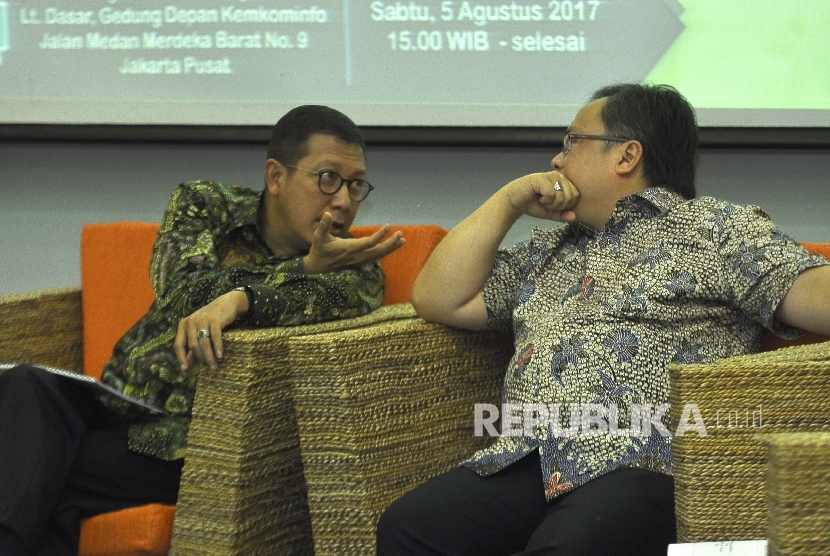 Menteri Agama Lukman Hakim Saifuddin (kiri) berbincang dengan Menteri PPN/Kepala Bappenas Bambang Brodjonegoro (kanan) saat acara diskusi Forum Merdeka Barat Sembilan di gedung Kemkoinfo, Jakarta, Sabtu (5/8).