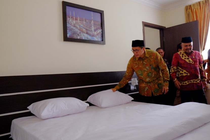Menteri Agama Lukman Hakim Saifuddin (kiri) bersama anggota DPR Syamsu Niang (kanan) meninjau fasilitas gedung baru Asrama Haji Sudiang, Makassar, Sulawesi Selatan, Rabu (5/4).
