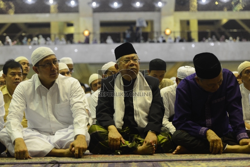  Menteri Agama Lukman Hakim Saifuddin (kiri) bersama Ketua MUI Ma'ruf Amin (tengah) mengikuti acara Dzikir Nasional 2015 di Masjid At-Tin, Jakarta Timu, Kamis (31/12). (Republika/Raisan Al Farisi)