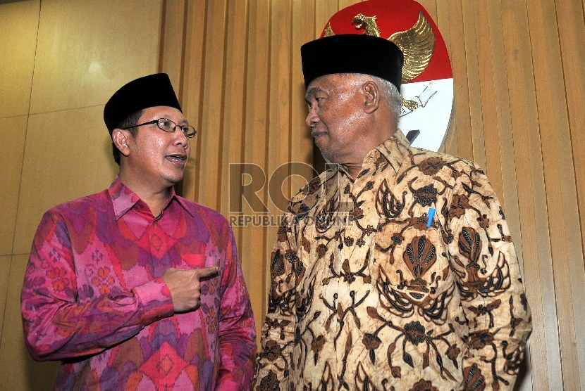 Menteri Agama Lukman Hakim Saifuddin (kiri) bersama Pelaksana tugas KPK Taufiequrachman Ruki di kantor KPK,Jakarta, Kamis (25/6). (Republika/Rakhmawaty La'lang)
