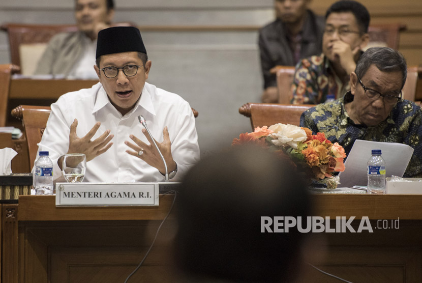 Menteri Agama Lukman Hakim Saifuddin (kiri) memaparkan program kerja saat rapat kerja Komisi VIII DPR di Kompleks Parlemen Senayan, Jakarta, Kamis (13/7).