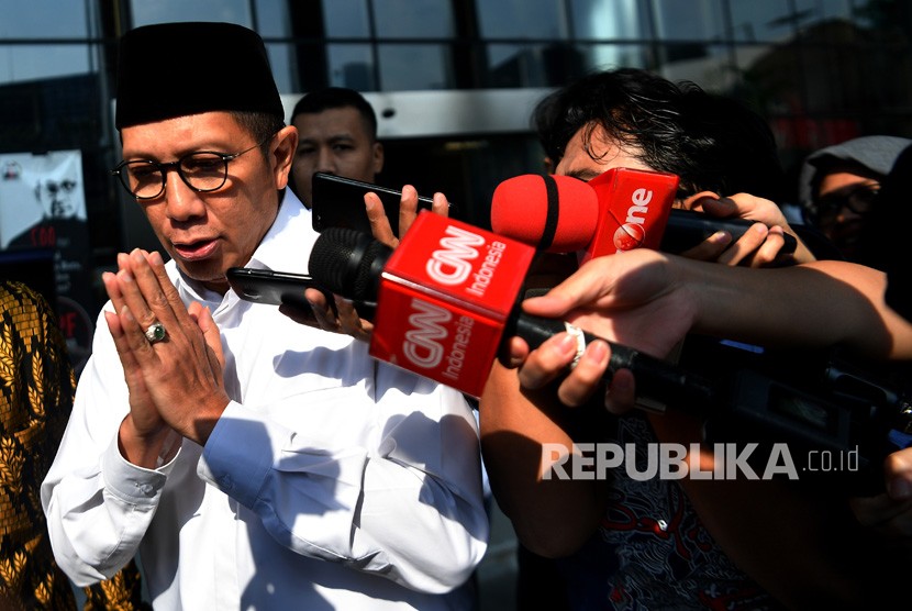 Menteri Agama Lukman Hakim Saifuddin (kiri) meninggalkan kantor KPK seusai diperiksa di Jakarta, Kamis (23/5/2019).