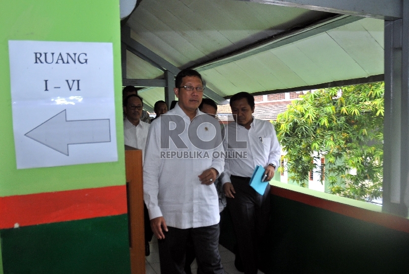 Menteri Agama Lukman Hakim Saifuddin (kiri) usai memantau proses pelaksanaan ujian nasional (UN) di madrasah aliyah negeri (MAN) 2 Jakarta, Senin (13/4). (Republika/Rakhmawaty La'lang)