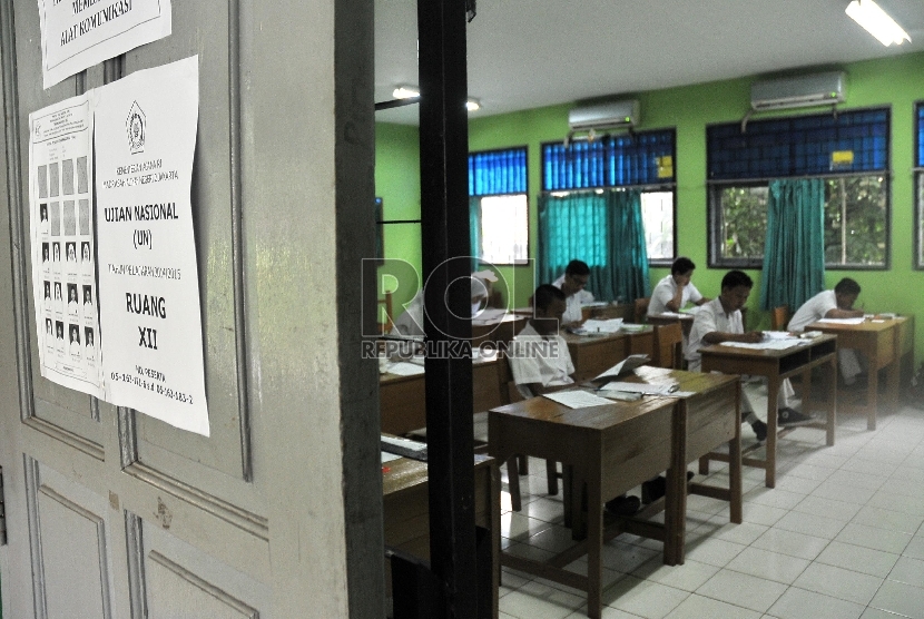 Menteri Agama Lukman Hakim Saifuddin (kiri) usai memantau proses pelaksanaan ujian nasional (UN) di madrasah aliyah negeri (MAN) 2 Jakarta, Senin (13/4). (Republika/Rakhmawaty La'lang)