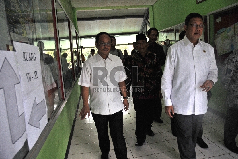 Menteri Agama Lukman Hakim Saifuddin (kiri) usai memantau proses pelaksanaan ujian nasional (UN) di madrasah aliyah negeri (MAN) 2 Jakarta, Senin (13/4). (Republika/Rakhmawaty La'lang)