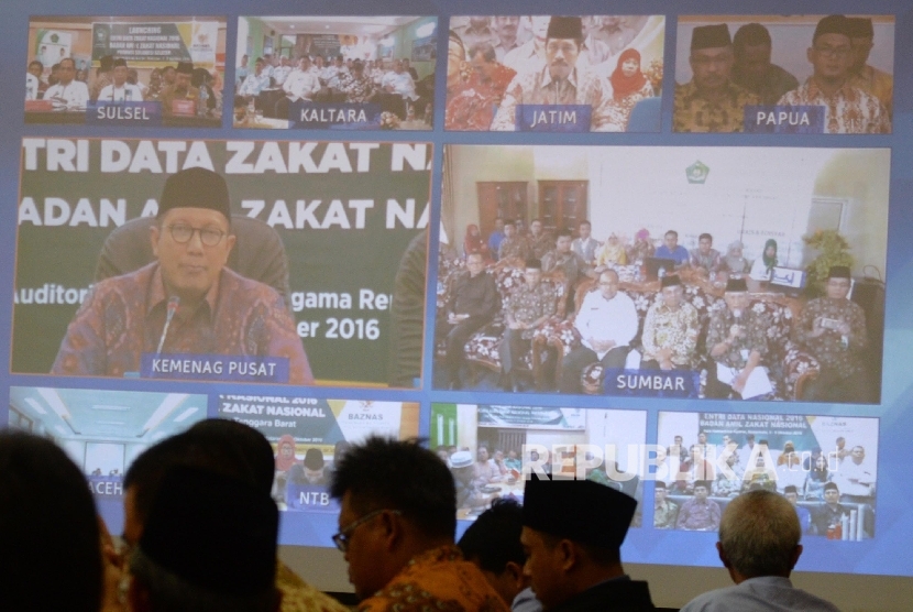 Menteri Agama Lukman Hakim Saifuddin melakukan teleconference dengan Baznas provinsi seusai Peluncuran Entri Data Zakat Nasional Baznas di Kementerian Agama, Jakarta, Rabu (5/10).