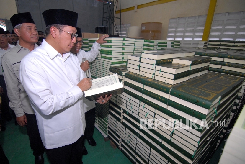  Menteri Agama Lukman Hakim Saifuddin melihat proses pencetakan Alquran pada peluncuran Mushaf Al Quran Standar Indonesia di Unit Percetakan Al Quran (UPQ) Ciawi, Bogor, Jawa Barat, Selasa (24/10).