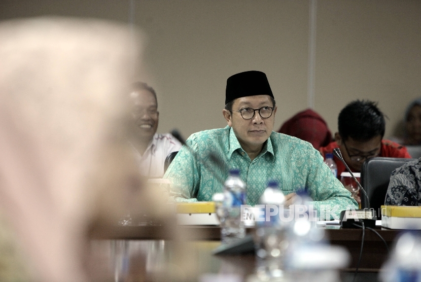  Menteri Agama Lukman Hakim Saifuddin memaparkan pandangannya saat mengikuti rapat kerja dengan Komite III DPD RI di Kompleks Parlemen Senayan, Jakarta, Senin (27/2).