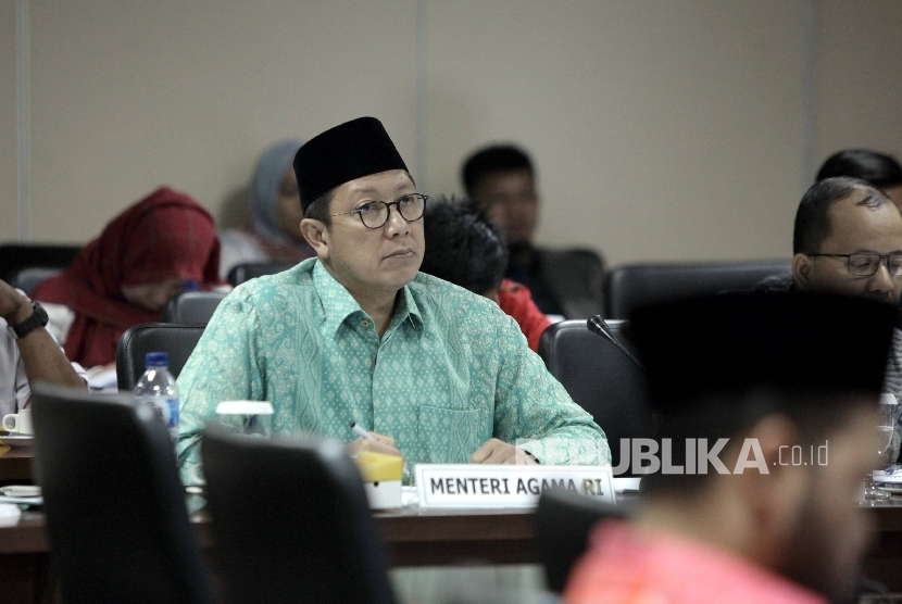 Menteri Agama Lukman Hakim Saifuddin memaparkan pandangannya saat mengikuti rapat kerja dengan Komite III DPD RI di Kompleks Parlemen Senayan, Jakarta, Senin (27/2)