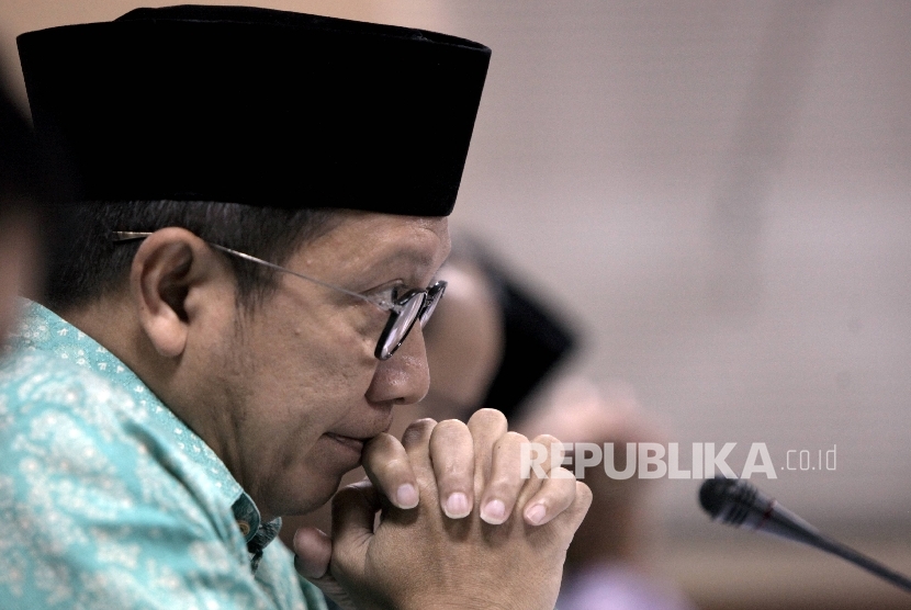 Menteri Agama Lukman Hakim Saifuddin memaparkan pandangannya saat mengikuti rapat kerja dengan Komite III DPD RI di Kompleks Parlemen Senayan, Jakarta, Senin (27/2).