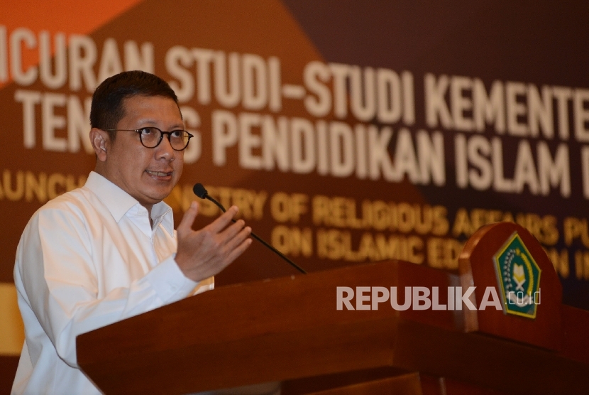  Menteri Agama Lukman Hakim Saifuddin memberikan kata sambutan sebelum membuka peluncuran Studi Pendidikan Islam yang diadakan di Auditorium HM Rasjidi Kementerian Agama, Jakarta, Rabu (23/11). 