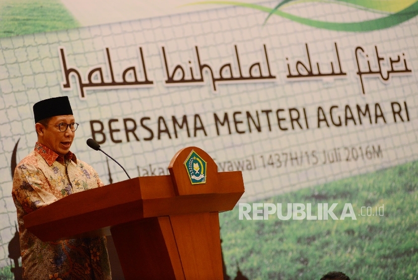 Menteri Agama Lukman Hakim Saifuddin memberikan kata sambutan saat mengikuti acara Halal Bi Halal di Gedung Kementerian Agama, Jakarta, Jumat (15/7)