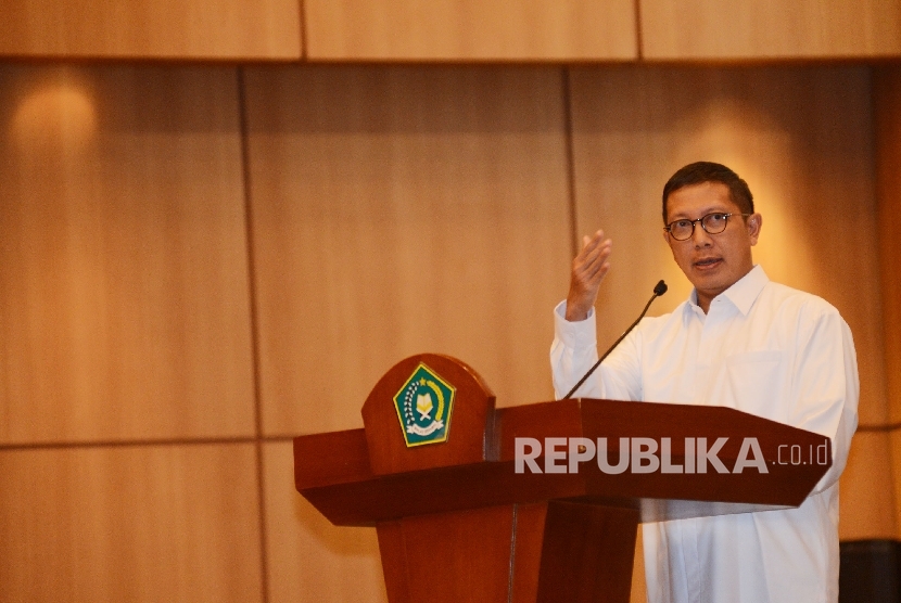 Menteri Agama Lukman Hakim Saifuddin memberikan kata sambutan sebelum membuka peluncuran Studi Pendidikan Islam yang diadakan di Auditorium HM Rasjidi Kementerian Agama, Jakarta, Rabu (23/11).