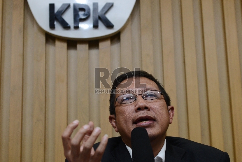  Menteri Agama Lukman Hakim Saifuddin memberikan keterangan kepada media terkait pembahasan pertemuan di Gedung KPK, Jakarta, Kamis (5/11).