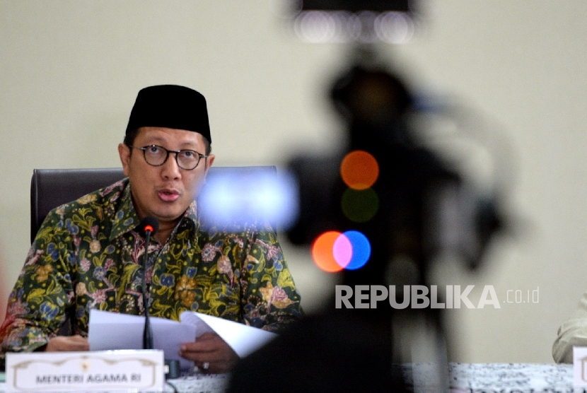 Menteri Agama Lukman Hakim Saifuddin memberikan keterangan pers terkait pelunasan biaya penyelenggaraan ibadah hai (BPIH) reguler 1438H 2017 di Kementerian Agama, Jakarta, Jumat (7/4). 
