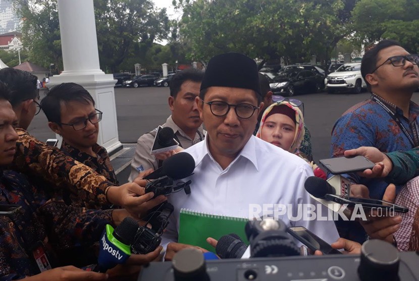 Menteri Agama Lukman Hakim Saifuddin memberikan keterangan terkait penyerangan sejumlah pemuka agama di berbagai daerah, Senin (12/2). 