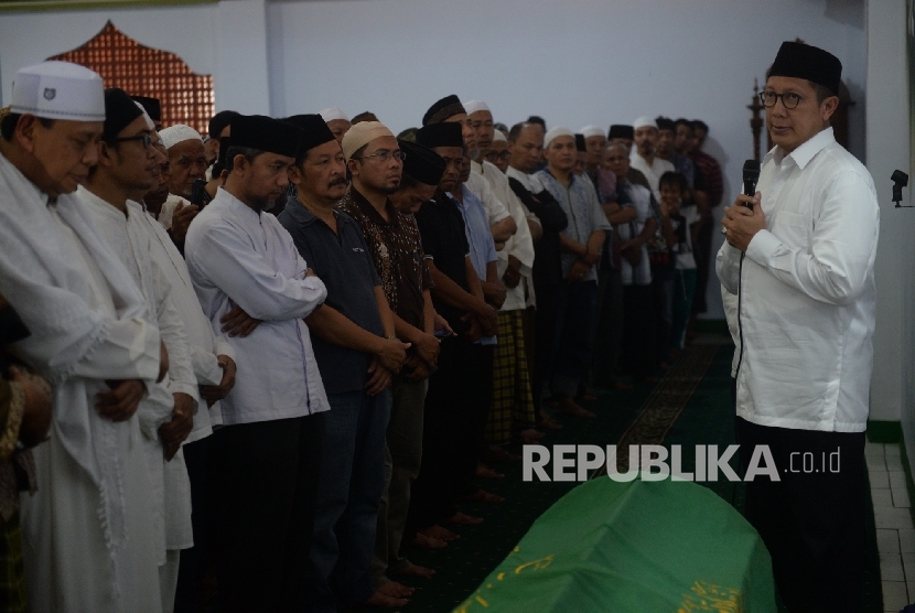 Menteri Agama Lukman Hakim Saifuddin memberikan pengantar sebelum melakukan shalat jenazah Almarhum Damanhuri Zuhri di Parung, Bogor, Jawa Barat, Senin (2/1). 