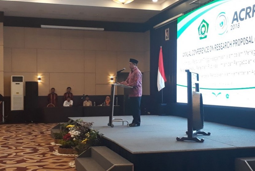 Menteri Agama Lukman Hakim Saifuddin memberikan sambutan even Annual Coneference on Research Proposal (ACRP) di Hotel Aston Bogor, Rabu (18/7). 